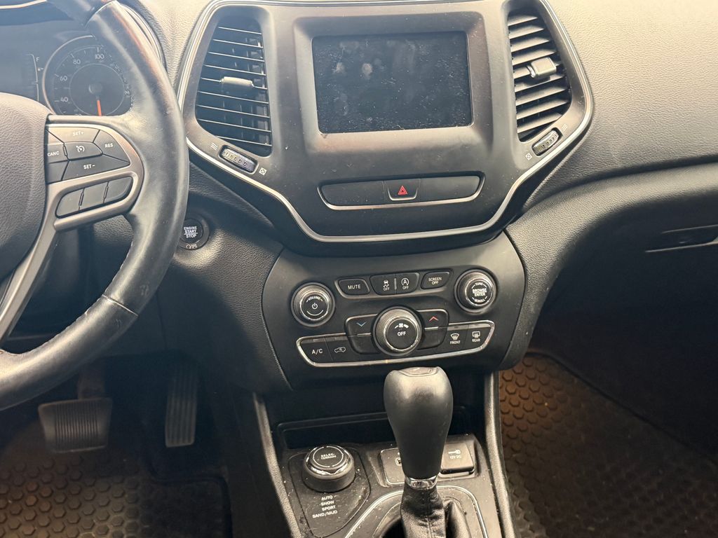 Thumbnail: 2019 Jeep Cherokee - 10