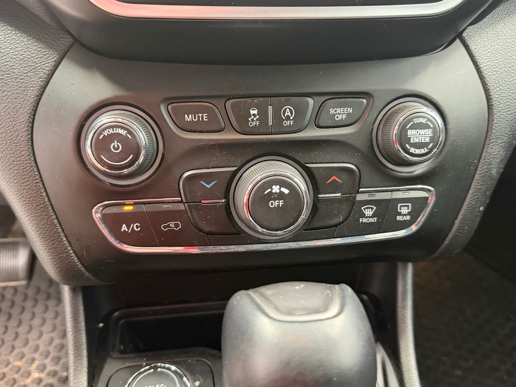 Thumbnail: 2019 Jeep Cherokee - 24