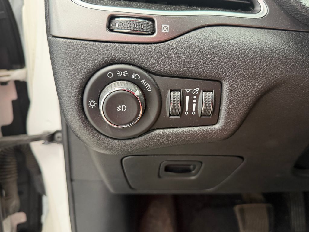 Thumbnail: 2019 Jeep Cherokee - 20