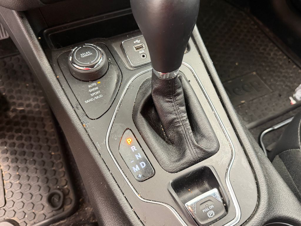 Thumbnail: 2019 Jeep Cherokee - 11