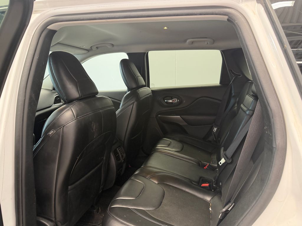 Thumbnail: 2019 Jeep Cherokee - 8