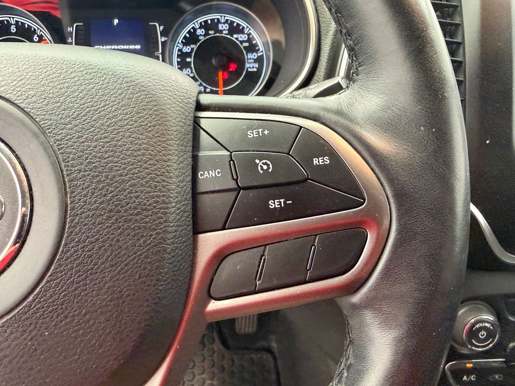 Thumbnail: 2019 Jeep Cherokee - 22