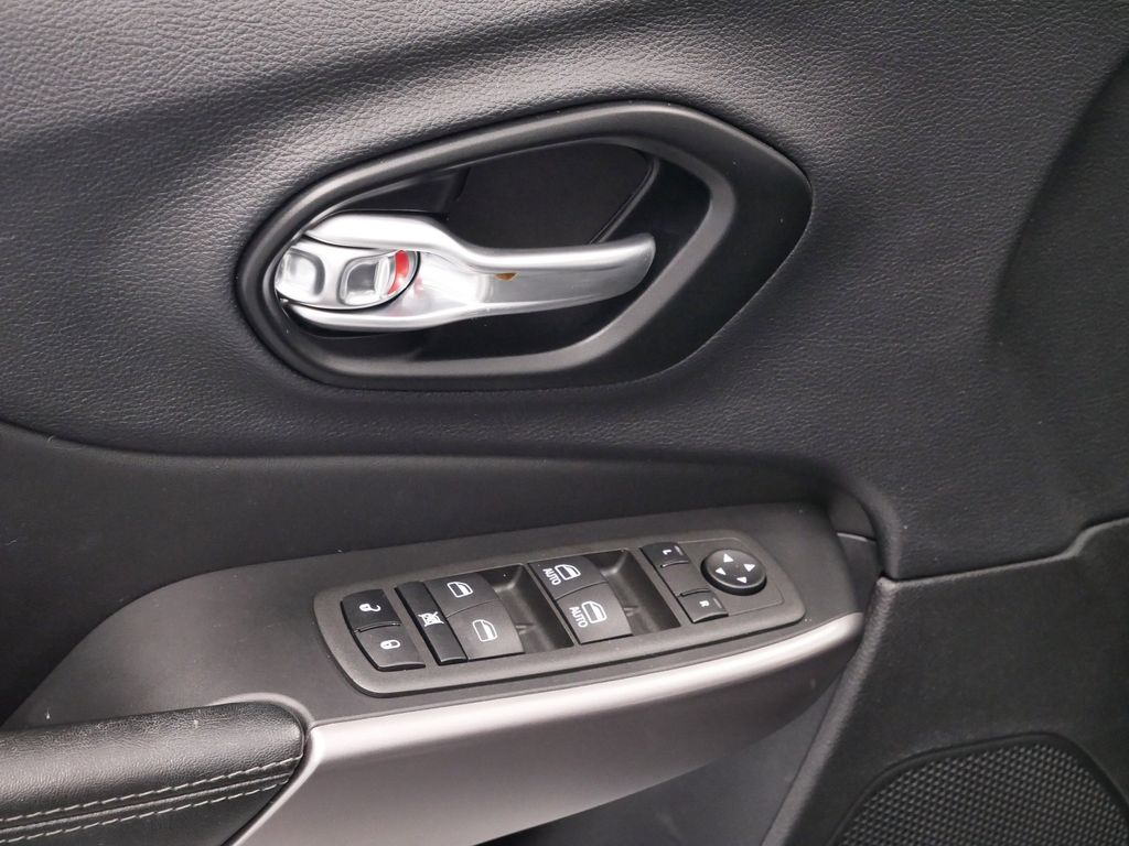 Thumbnail: 2022 Jeep Cherokee - 18