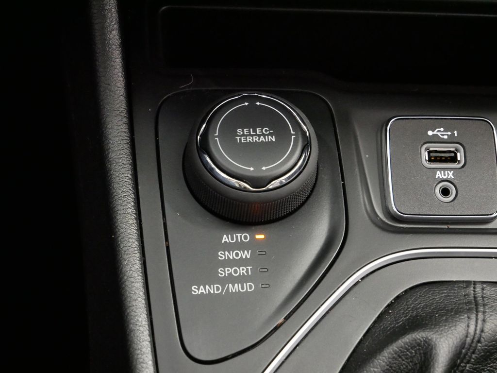 Thumbnail: 2022 Jeep Cherokee - 42