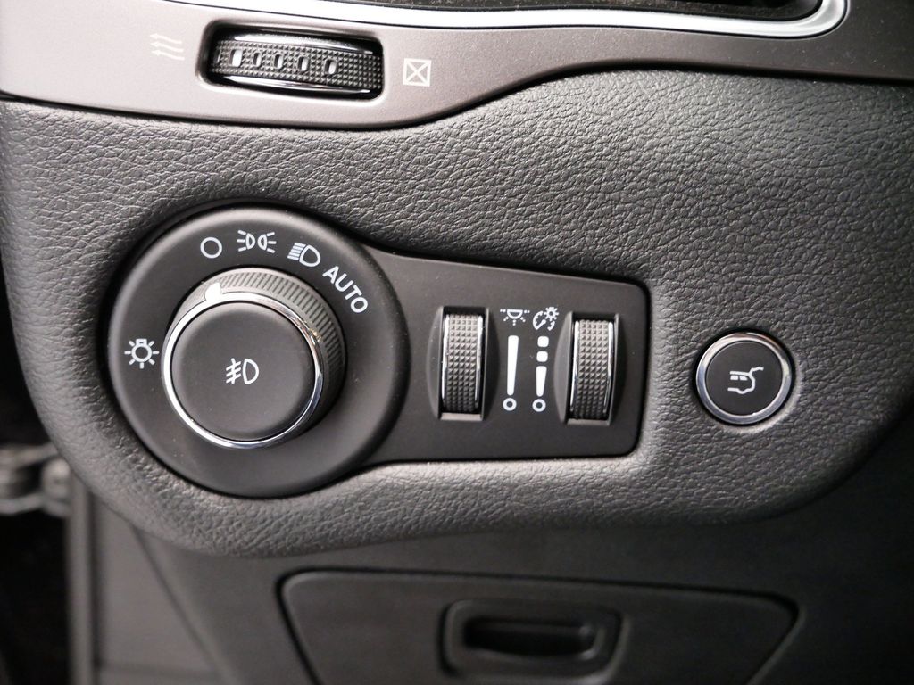 Thumbnail: 2022 Jeep Cherokee - 29