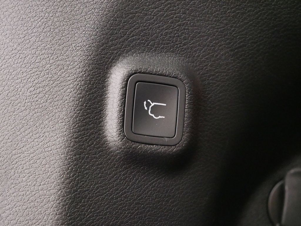 Thumbnail: 2022 Jeep Cherokee - 22