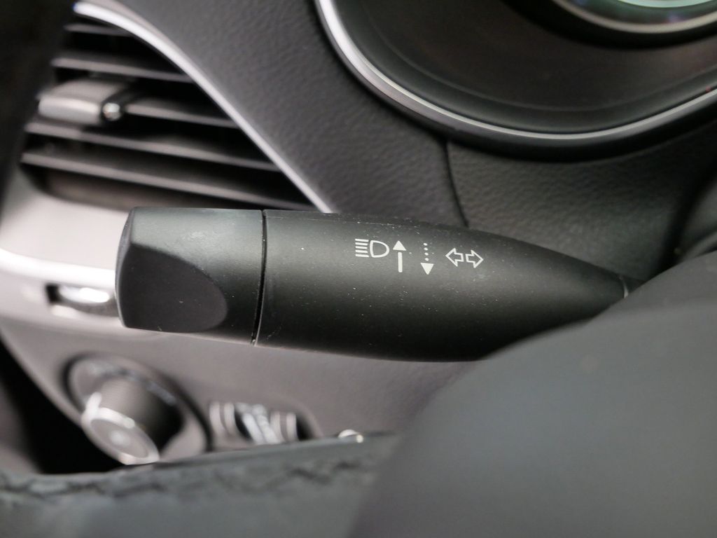 Thumbnail: 2022 Jeep Cherokee - 32