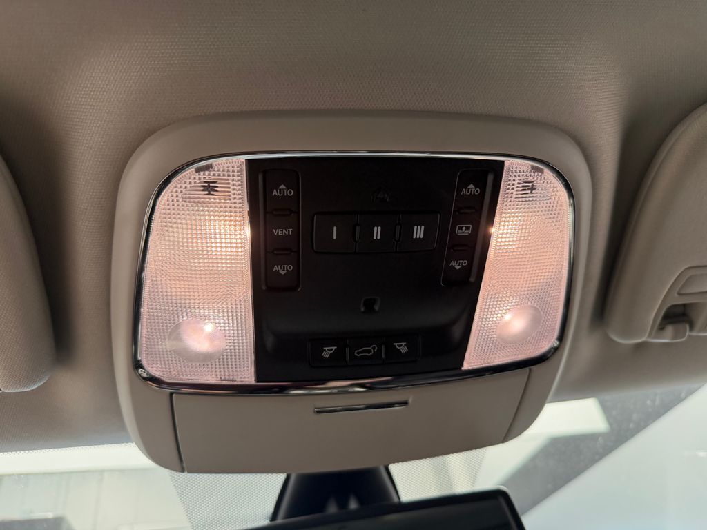 Thumbnail: 2012 Jeep Grand Cherokee - 23