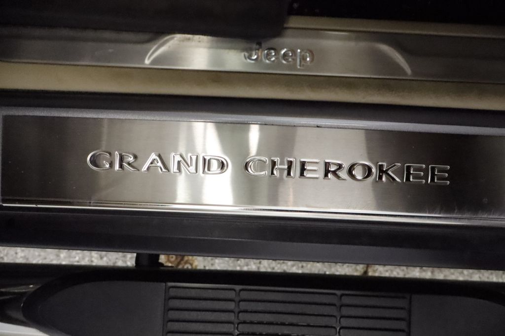 Thumbnail: 2020 Jeep Grand Cherokee - 16