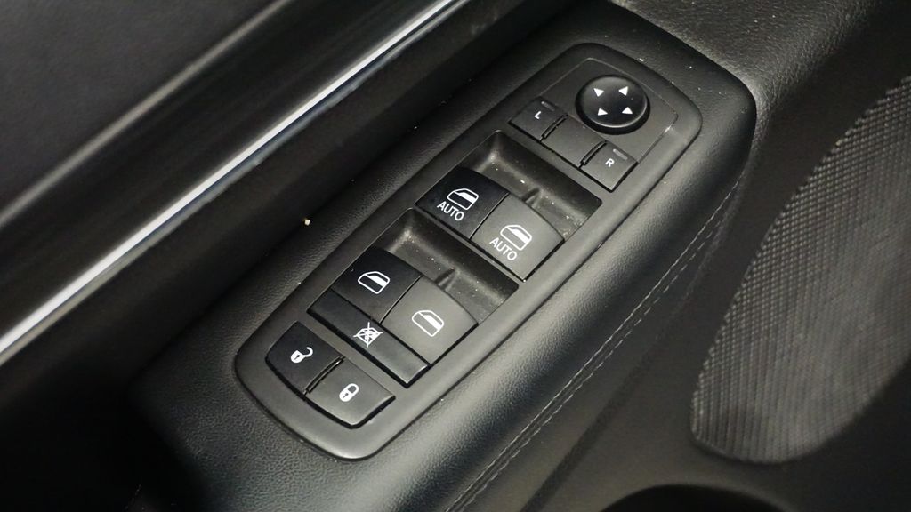 Thumbnail: 2019 Jeep Grand Cherokee - 28