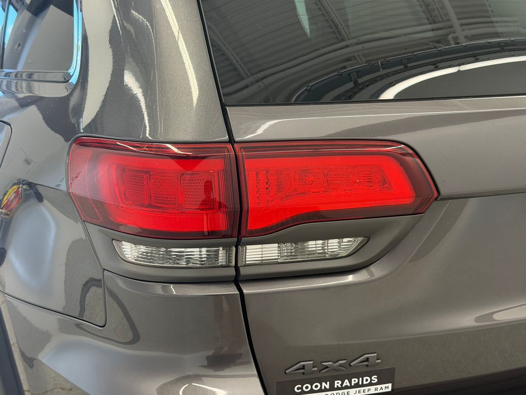 Thumbnail: 2017 Jeep Grand Cherokee - 26
