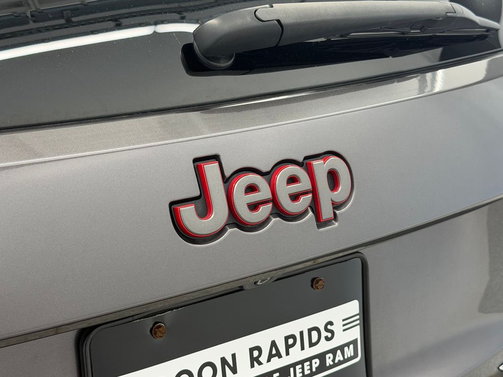 Thumbnail: 2017 Jeep Grand Cherokee - 27