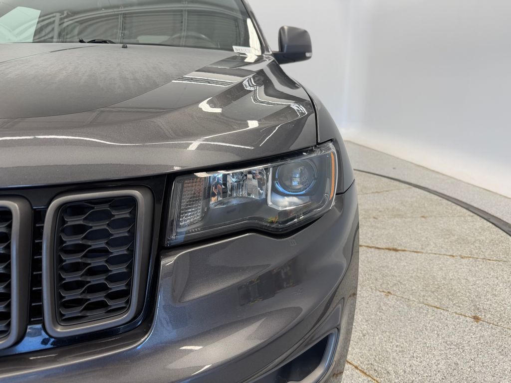 Thumbnail: 2017 Jeep Grand Cherokee - 17