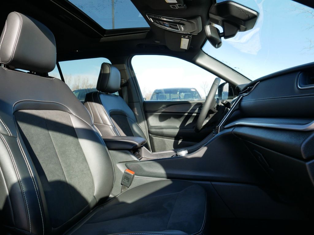 Thumbnail: 2024 Jeep Grand Cherokee - 10