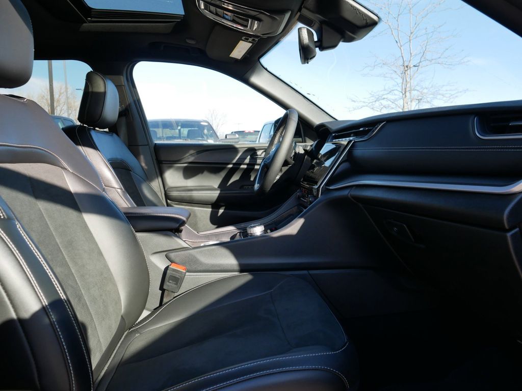 Thumbnail: 2024 Jeep Grand Cherokee - 9