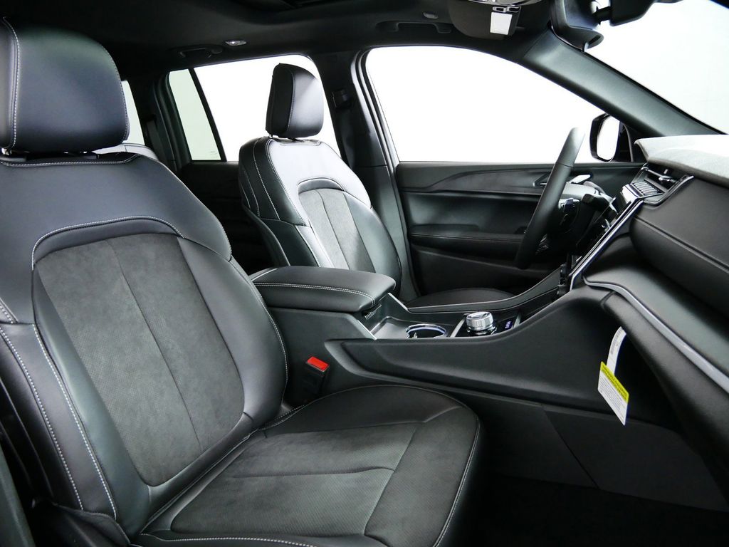 Thumbnail: 2024 Jeep Grand Cherokee - 10