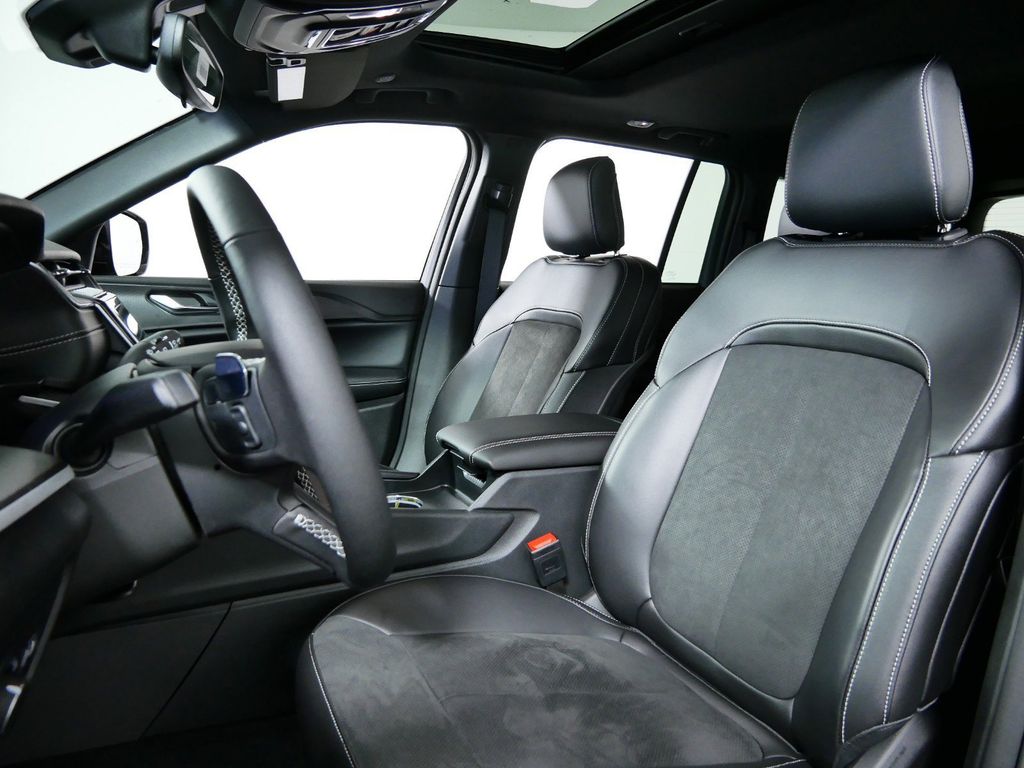 Thumbnail: 2024 Jeep Grand Cherokee - 33
