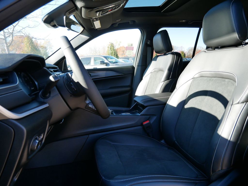 Thumbnail: 2025 Jeep Grand Cherokee - 32