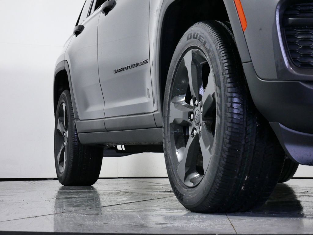 Thumbnail: 2024 Jeep Grand Cherokee - 11