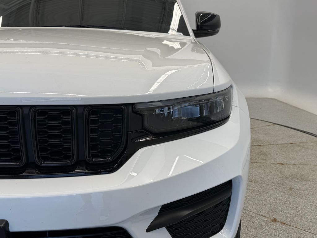 Thumbnail: 2023 Jeep Grand Cherokee - 17