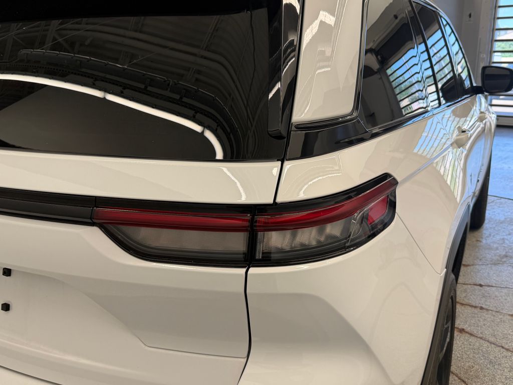 Thumbnail: 2023 Jeep Grand Cherokee - 22