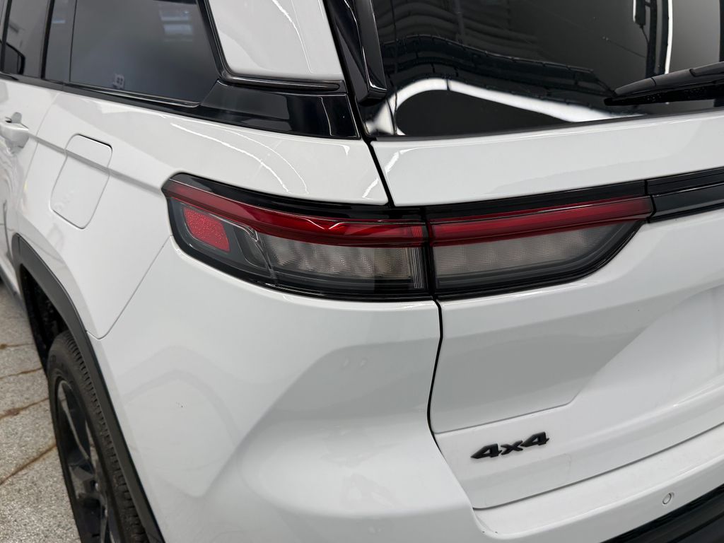 Thumbnail: 2023 Jeep Grand Cherokee - 23