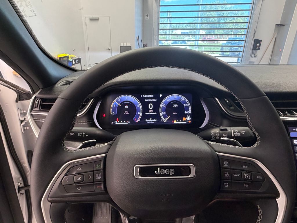 Thumbnail: 2023 Jeep Grand Cherokee - 12