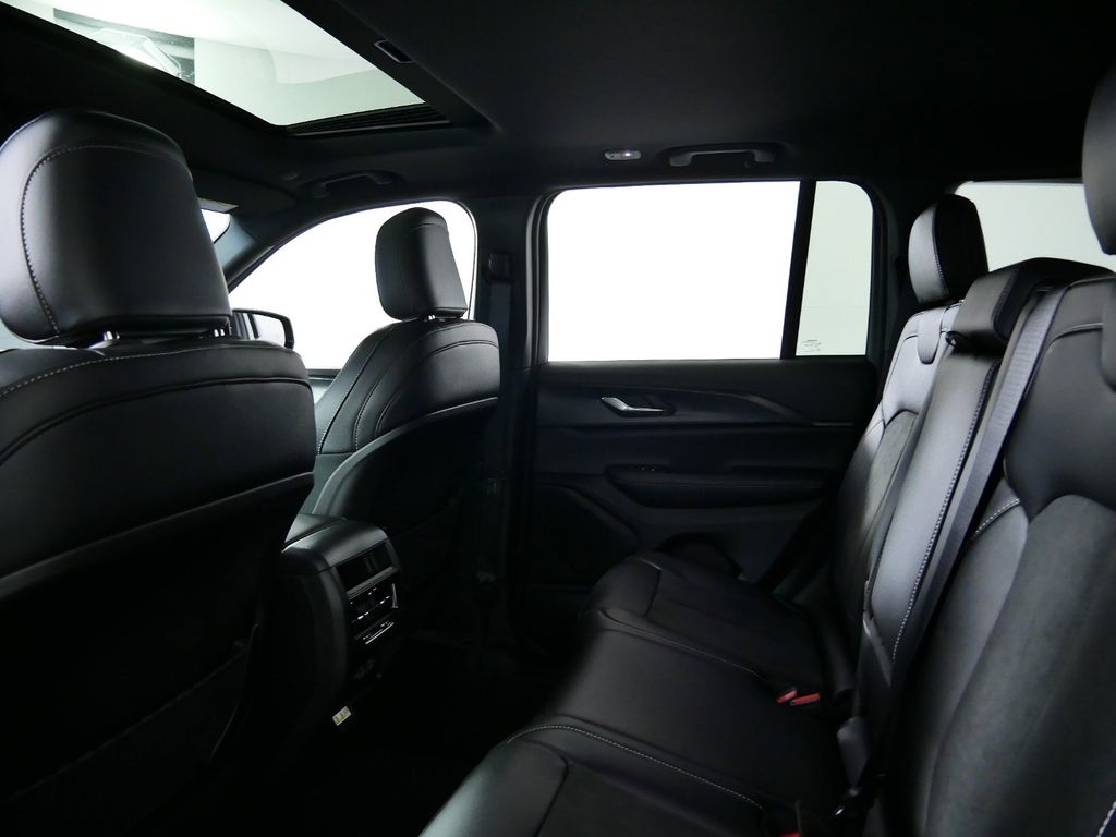 Thumbnail: 2024 Jeep Grand Cherokee - 32