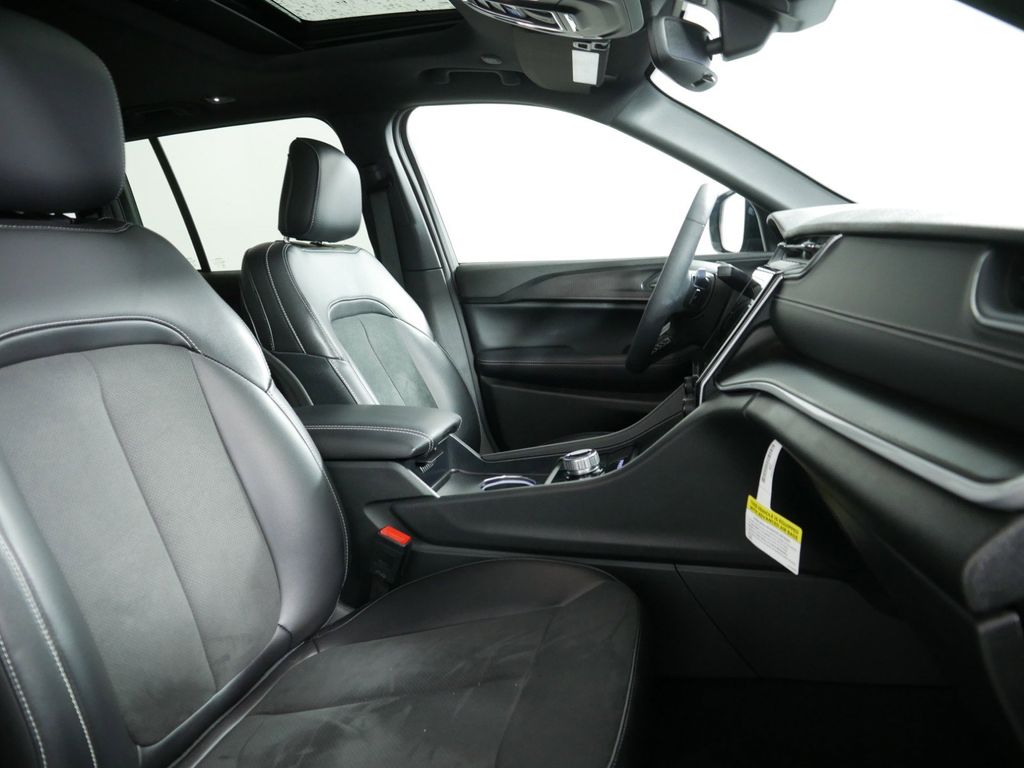 Thumbnail: 2024 Jeep Grand Cherokee - 10