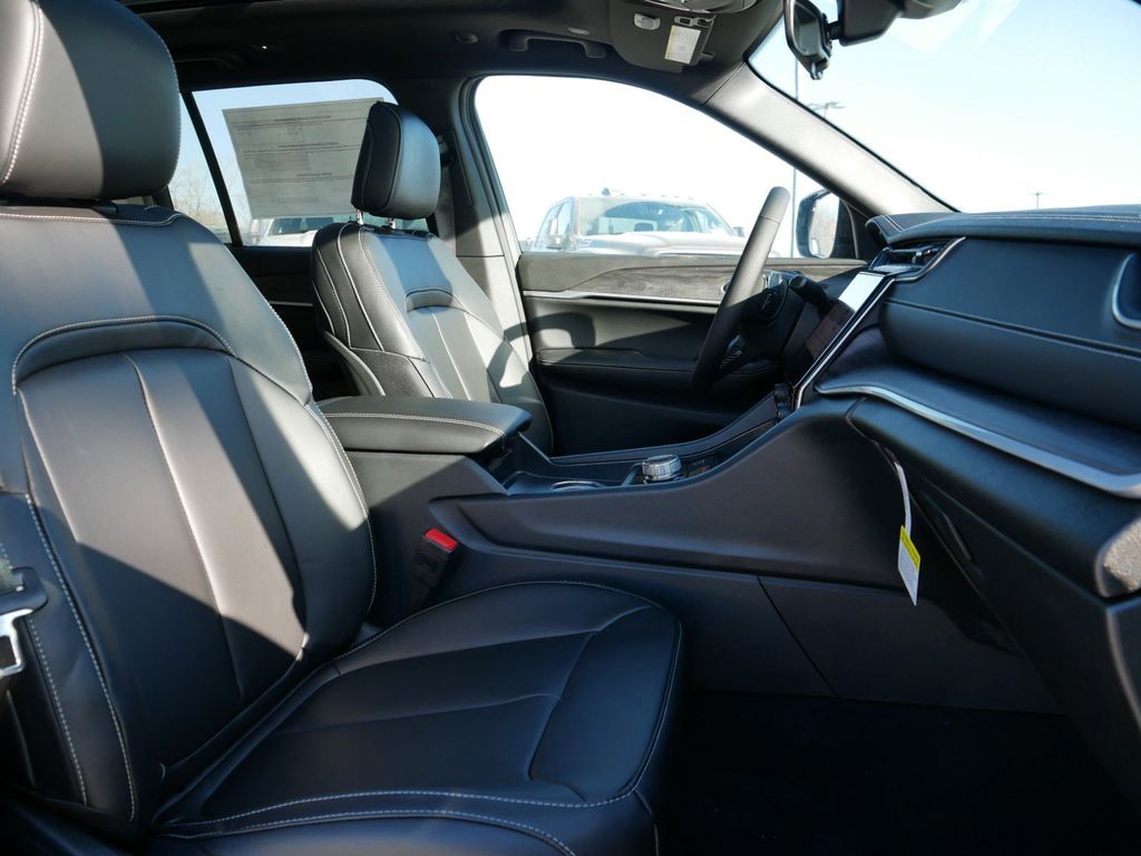 Thumbnail: 2025 Jeep Grand Cherokee - 10