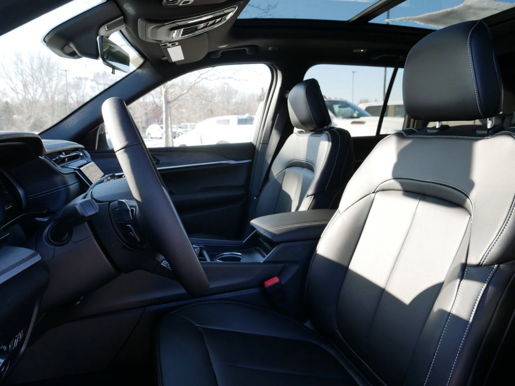 Thumbnail: 2025 Jeep Grand Cherokee - 32