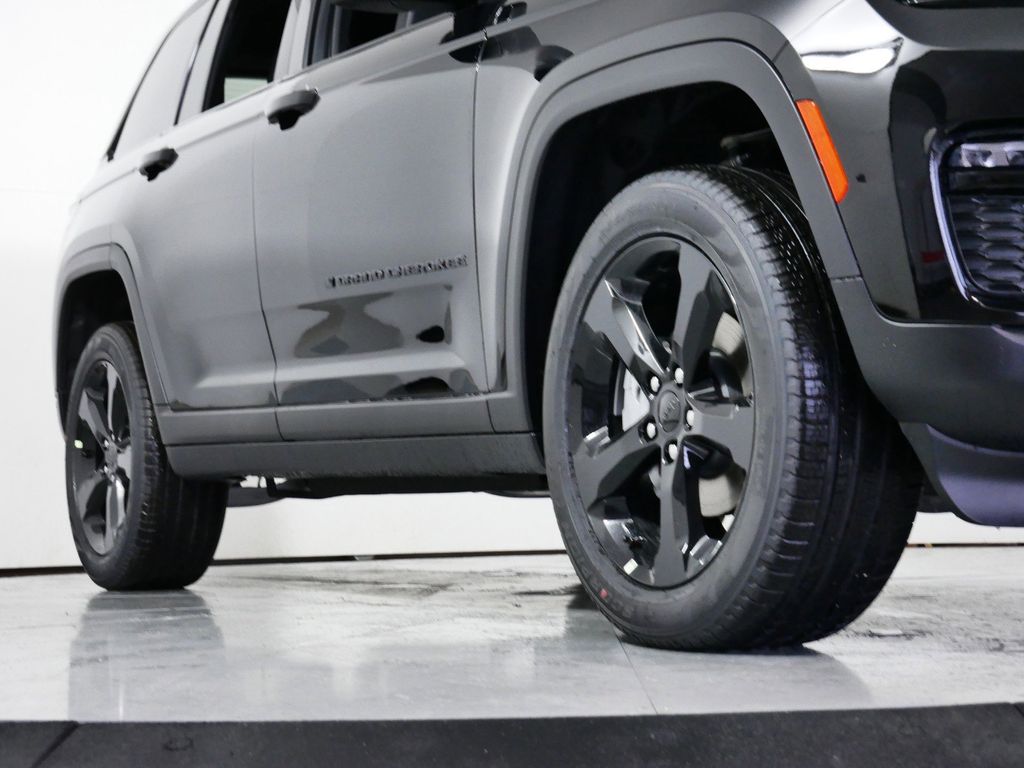 Thumbnail: 2024 Jeep Grand Cherokee - 8