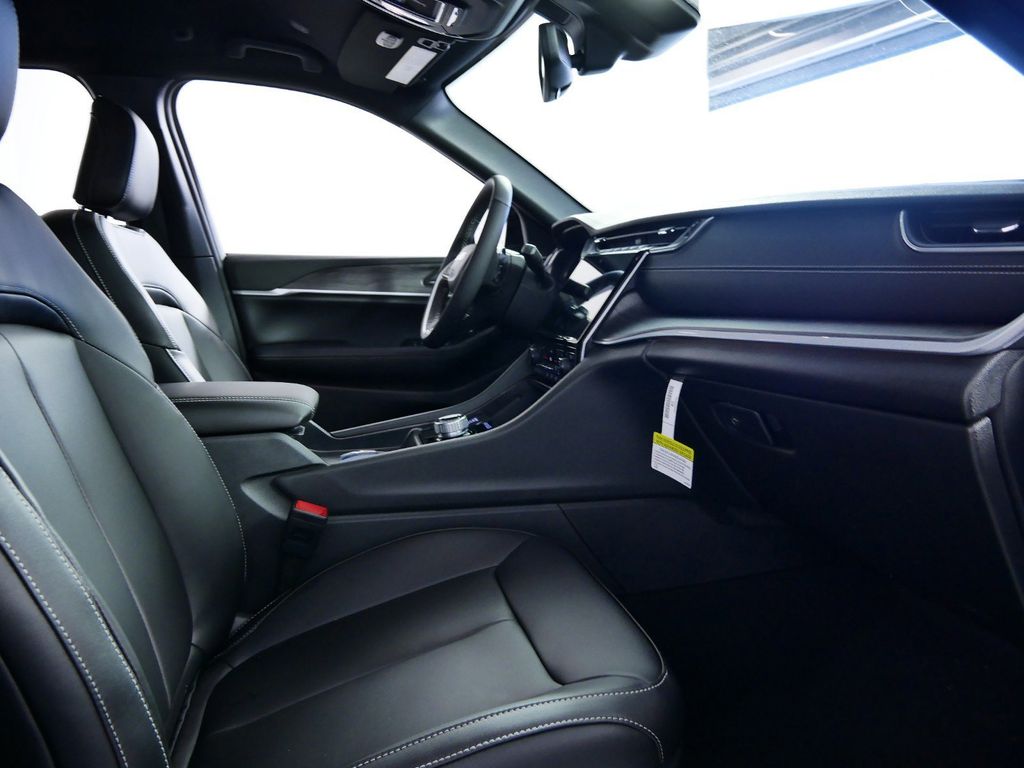 Thumbnail: 2024 Jeep Grand Cherokee - 9