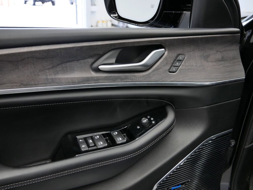 Thumbnail: 2022 Jeep Grand Cherokee - 22