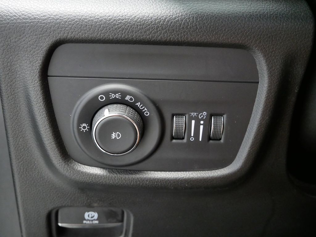 Thumbnail: 2022 Jeep Grand Cherokee - 30