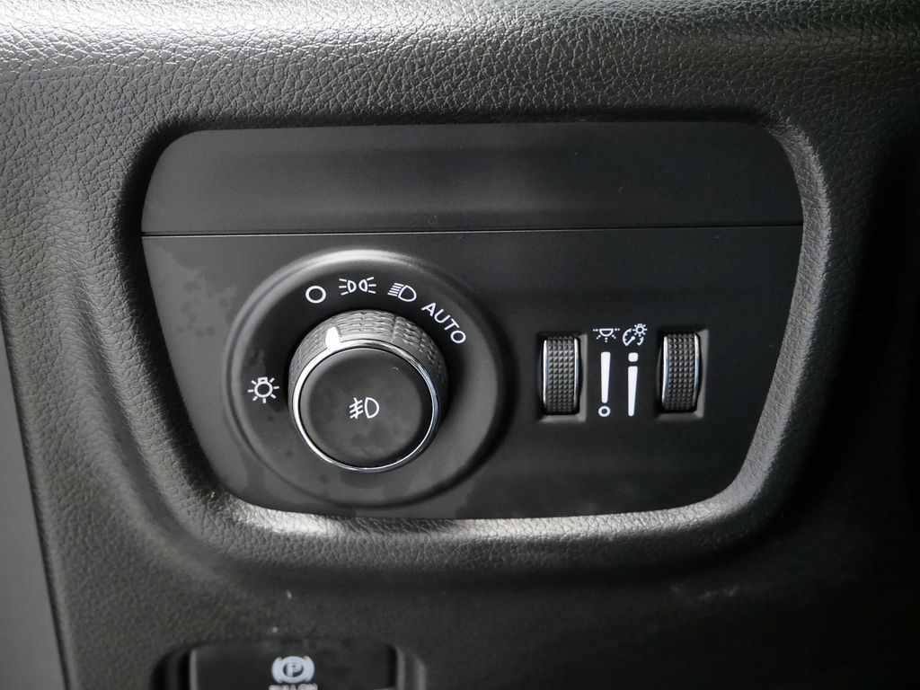 Thumbnail: 2022 Jeep Grand Cherokee - 30