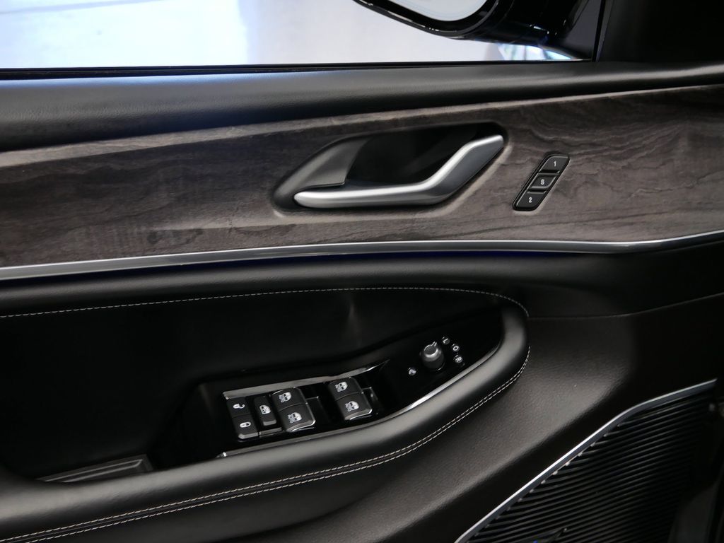 Thumbnail: 2022 Jeep Grand Cherokee - 20