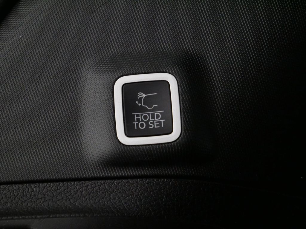 Thumbnail: 2022 Jeep Grand Cherokee - 24