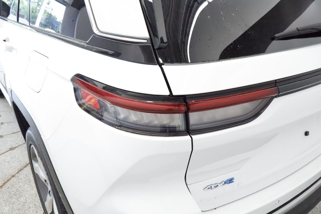 Thumbnail: 2022 Jeep Grand Cherokee - 24