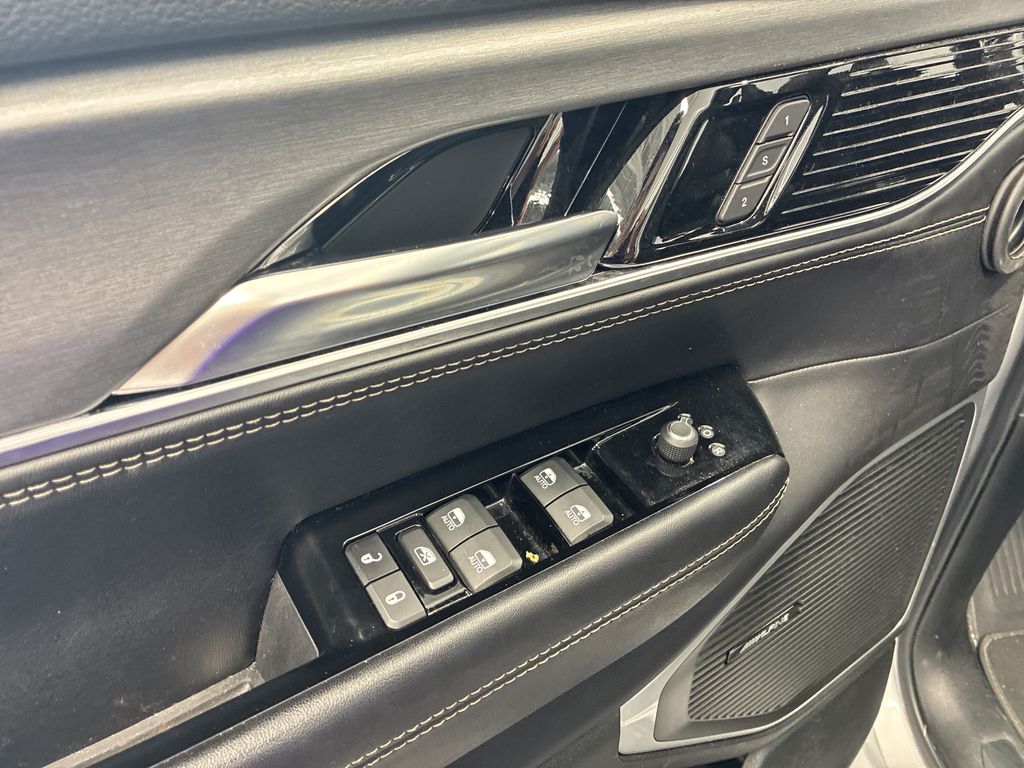 Thumbnail: 2023 Jeep Wagoneer - 18