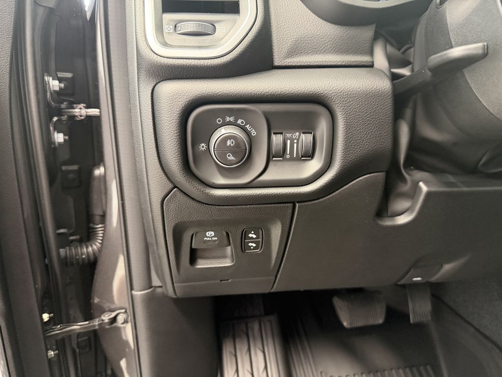 Thumbnail: 2026 RAM 1500 - 25