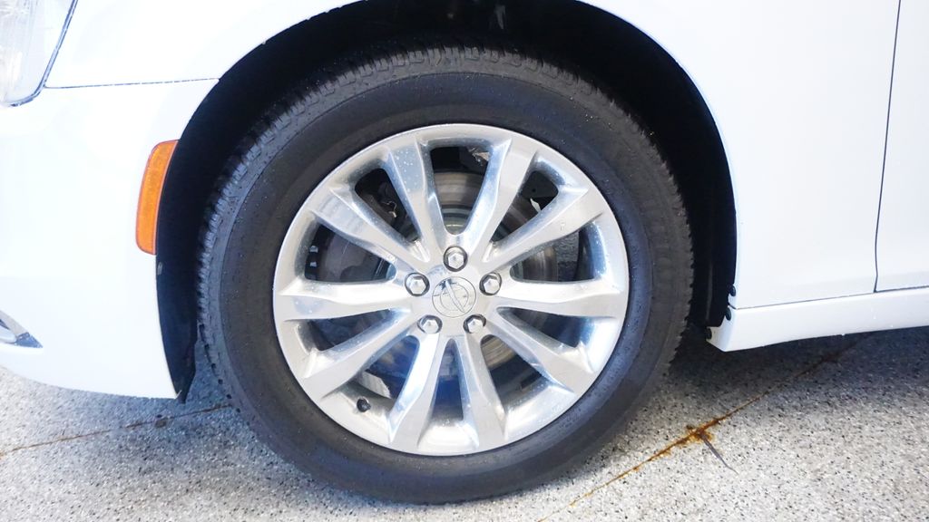 Thumbnail: 2019 Chrysler 300 - 8