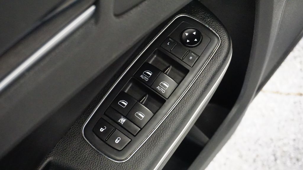 Thumbnail: 2019 Chrysler 300 - 25