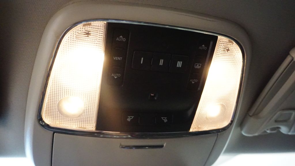 Thumbnail: 2019 Chrysler 300 - 31