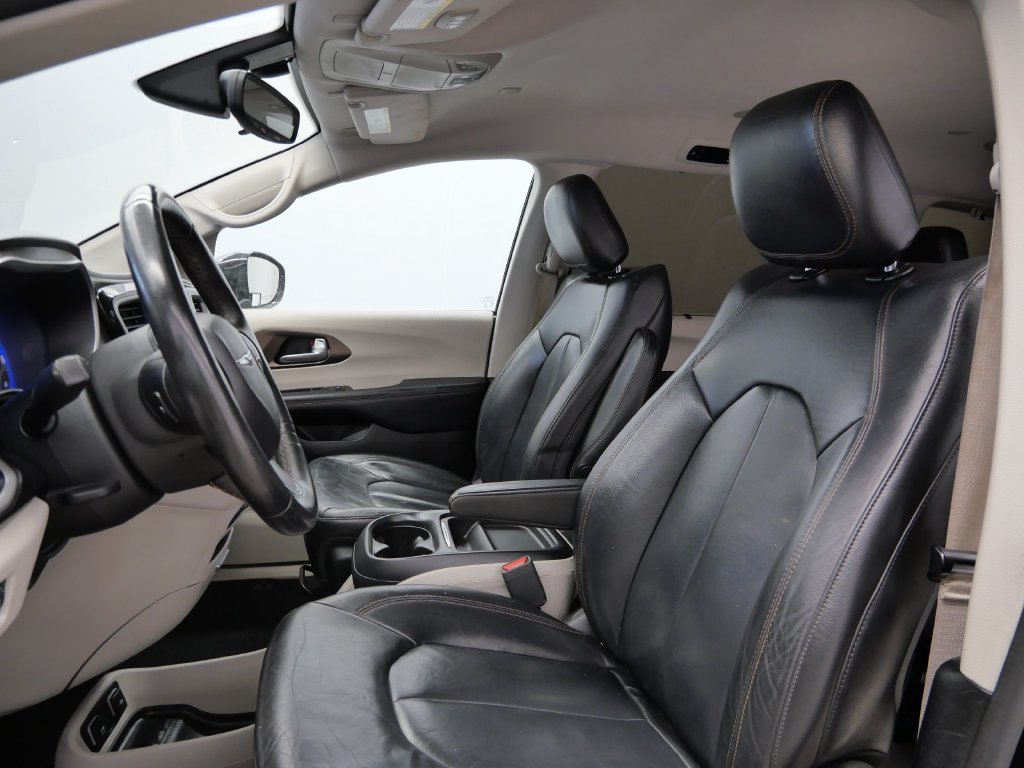 Thumbnail: 2017 Chrysler Pacifica - 6