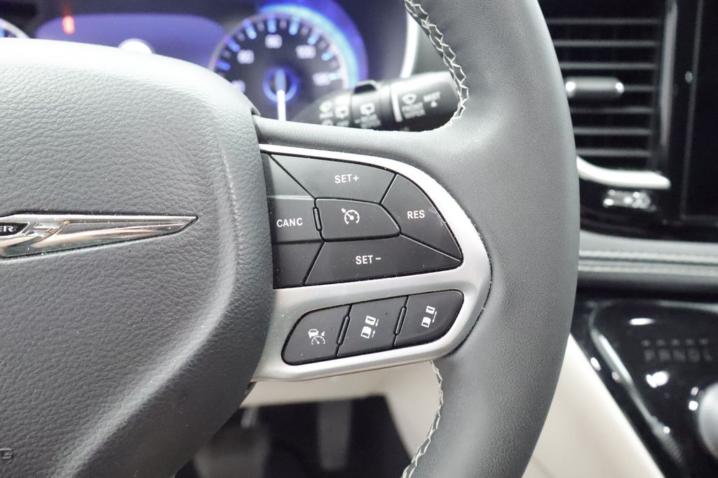 Thumbnail: 2022 Chrysler Pacifica - 25