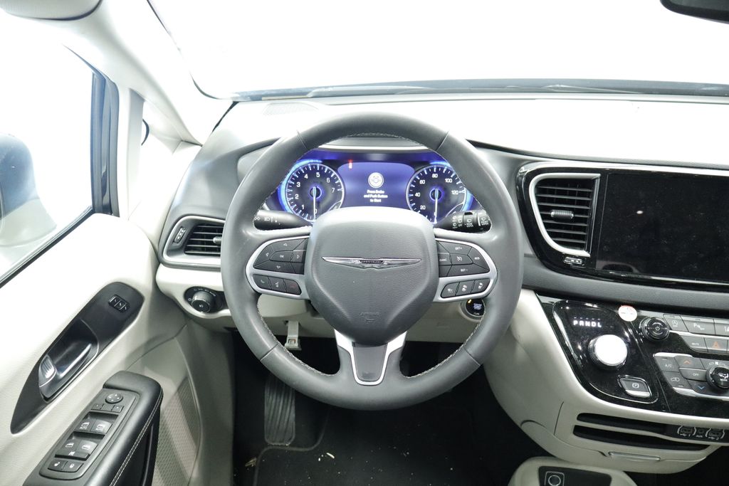 Thumbnail: 2023 Chrysler Pacifica - 8