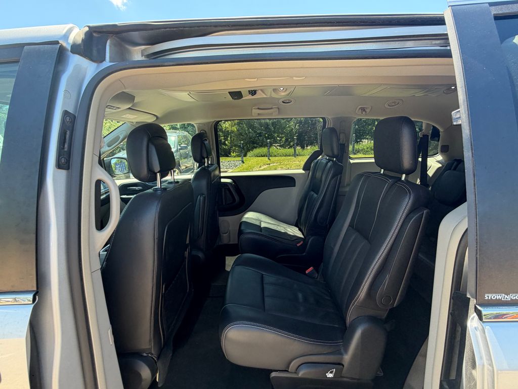 Thumbnail: 2012 Chrysler Town & Country - 18