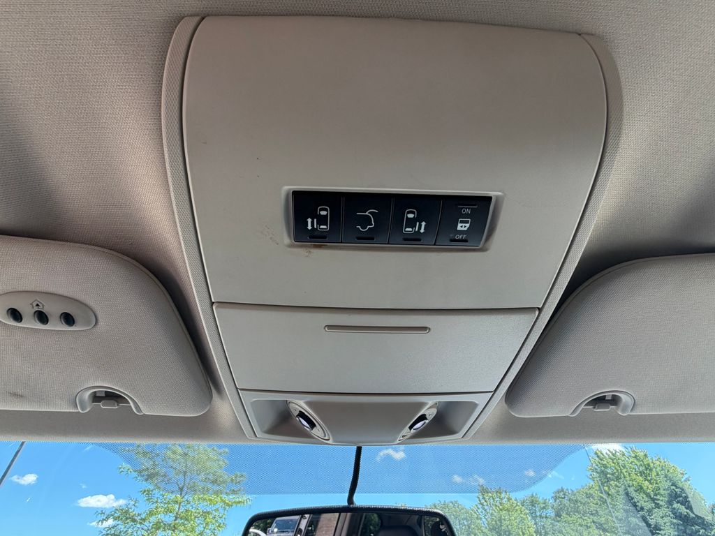 Thumbnail: 2012 Chrysler Town & Country - 16