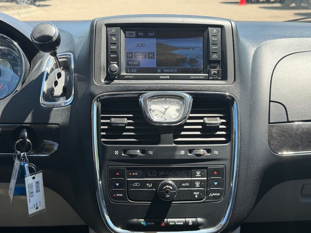 Thumbnail: 2012 Chrysler Town & Country - 10